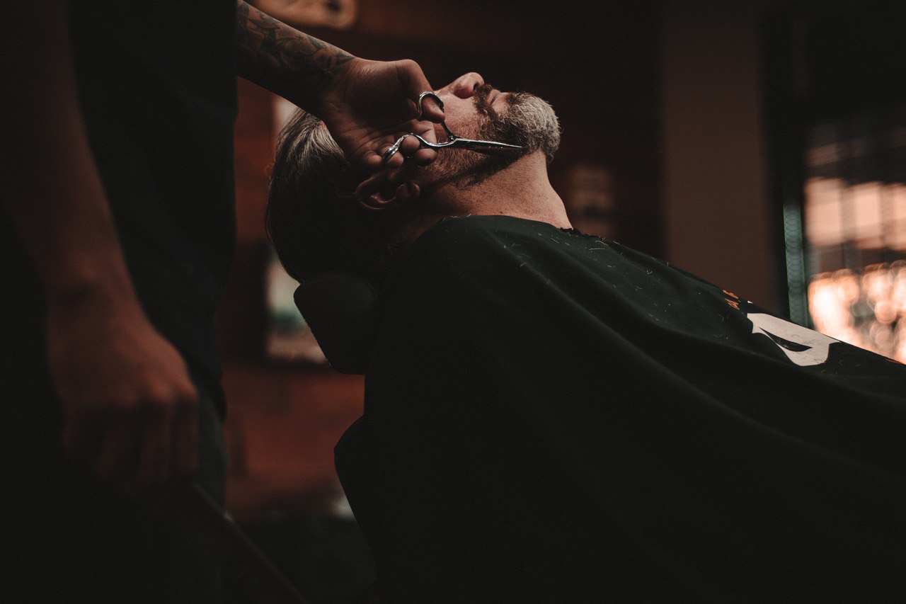 cliente en silla de barberia